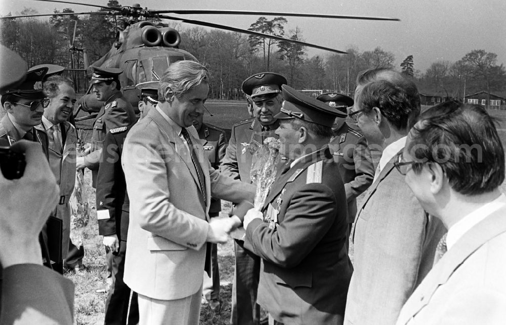 GDR picture archive: Karlshagen - Colonel Mikhail Petrovich Dewjatajew with members of the LSK air force stationed on the island - air defense and the People's Navy and officers of the GSSD Group of Soviet Forces in Germany at the grove of honor of the NVA - office in Karlshagen in the state of Mecklenburg-Western Pomerania on the territory of the former GDR, German Democratic Republic