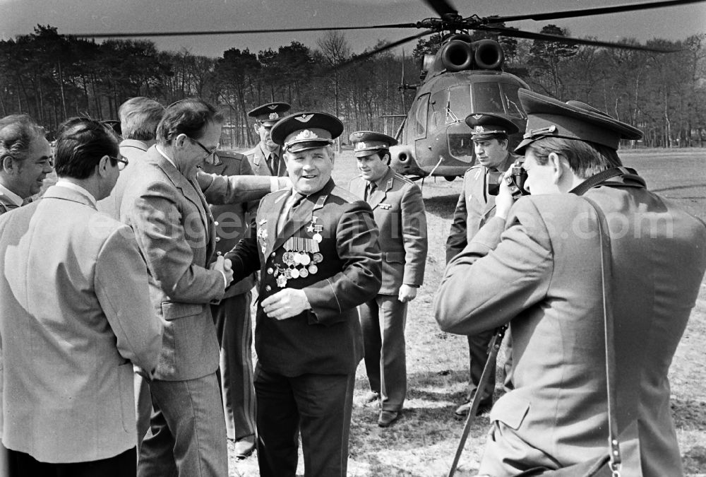 Karlshagen: Colonel Mikhail Petrovich Dewjatajew with members of the LSK air force stationed on the island - air defense and the People's Navy and officers of the GSSD Group of Soviet Forces in Germany at the grove of honor of the NVA - office in Karlshagen in the state of Mecklenburg-Western Pomerania on the territory of the former GDR, German Democratic Republic