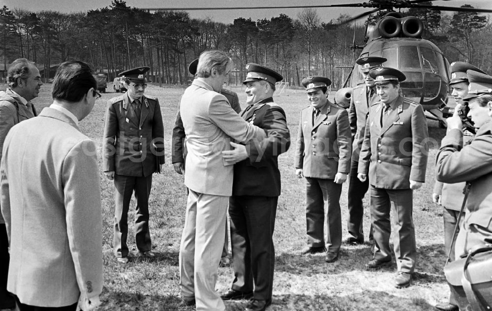 GDR image archive: Karlshagen - Colonel Mikhail Petrovich Dewjatajew with members of the LSK air force stationed on the island - air defense and the People's Navy and officers of the GSSD Group of Soviet Forces in Germany at the grove of honor of the NVA - office in Karlshagen in the state of Mecklenburg-Western Pomerania on the territory of the former GDR, German Democratic Republic