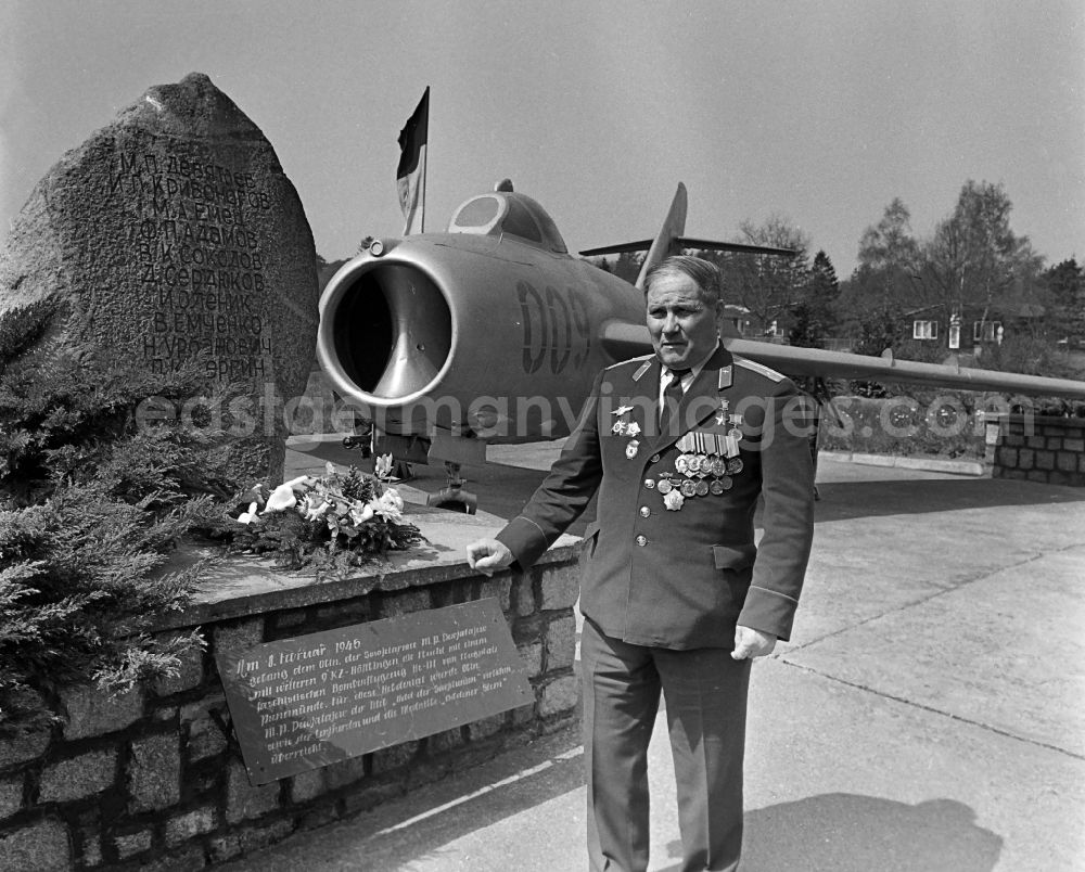 Karlshagen: Colonel Mikhail Petrovich Dewjatajew with members of the LSK air force stationed on the island - air defense and the People's Navy and officers of the GSSD Group of Soviet Forces in Germany in front of a Mikoyan-Gurevich MiG-15 at the grove of honor of the NVA - office in Karlshagen in the state of Mecklenburg- Western Pomerania on the territory of the former GDR, German Democratic Republic