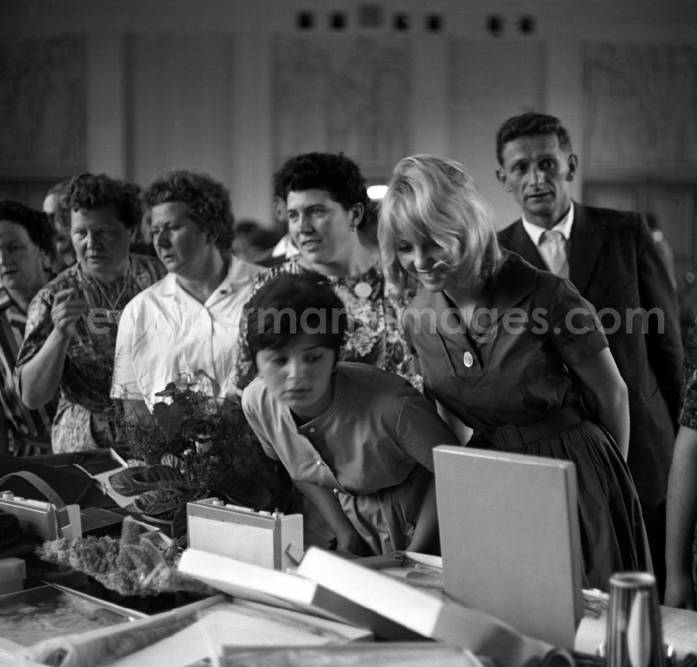 GDR picture archive: Berlin - Visitors marvel at gifts at the reception for politicians and the Chairman of the State Council and General Secretary of the Central Committee of the SED Walter Ernst Paul Ulbricht on his 7