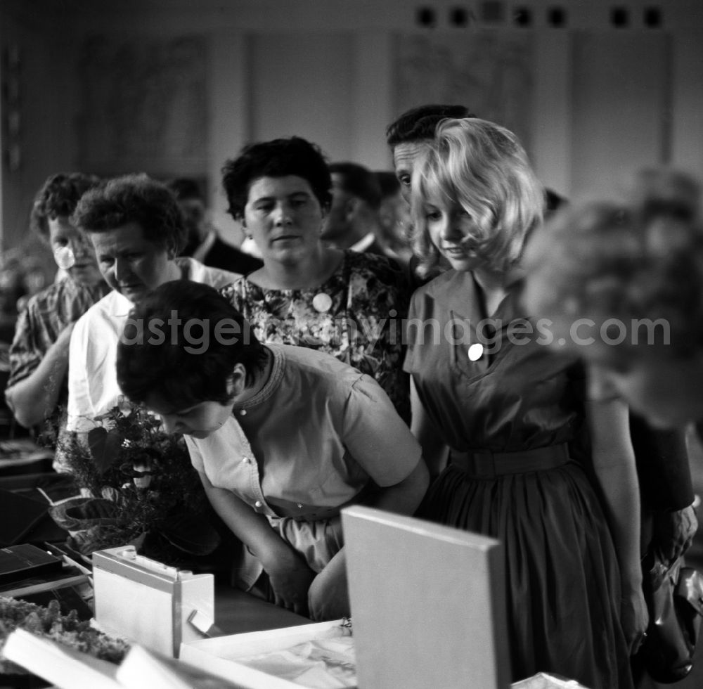 GDR image archive: Berlin - Visitors marvel at gifts at the reception for politicians and the Chairman of the State Council and General Secretary of the Central Committee of the SED Walter Ernst Paul Ulbricht on his 7