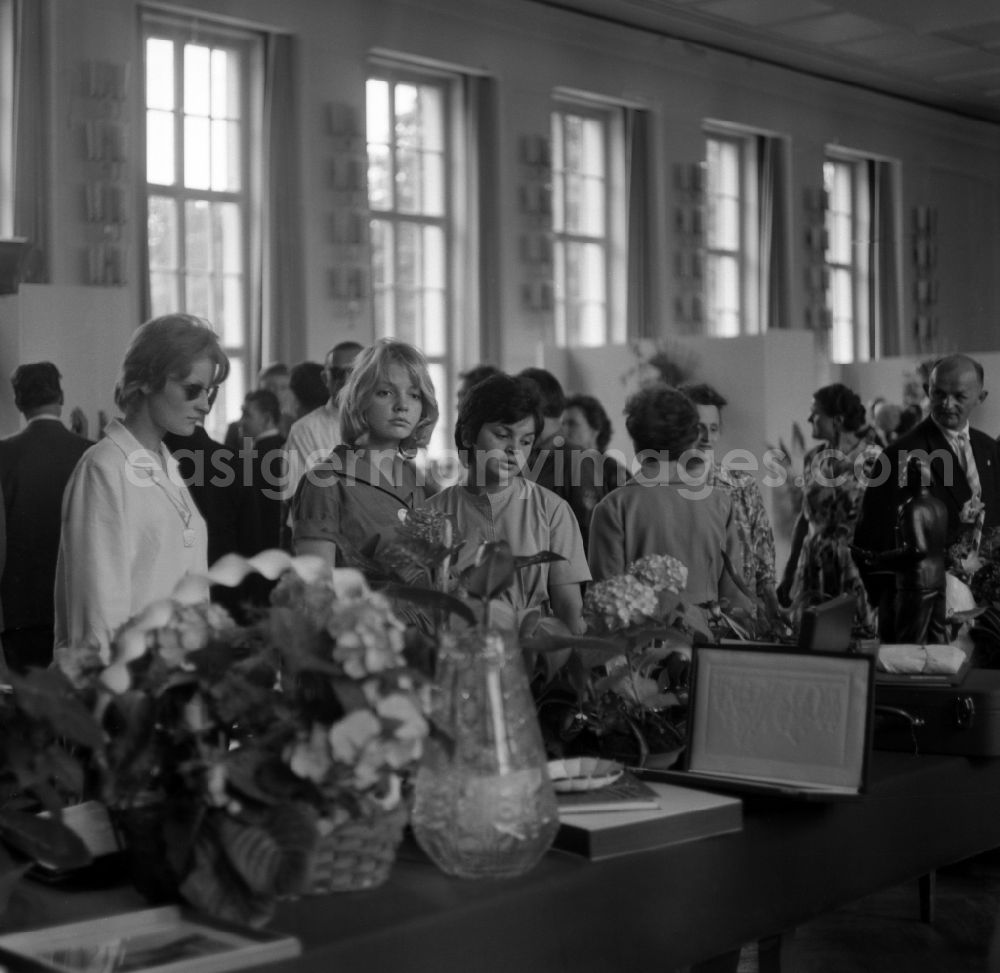 GDR photo archive: Berlin - Visitors marvel at gifts at the reception for politicians and the Chairman of the State Council and General Secretary of the Central Committee of the SED Walter Ernst Paul Ulbricht on his 7