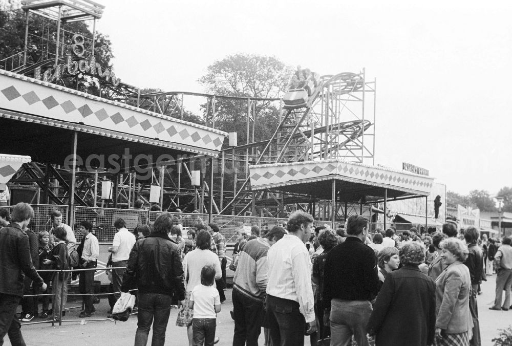 GDR picture archive: Berlin - Visitor and passengers in the roller coaster on the area of the cultural park Plaenterwald in Berlin, the former capital of the GDR, German democratic republic
