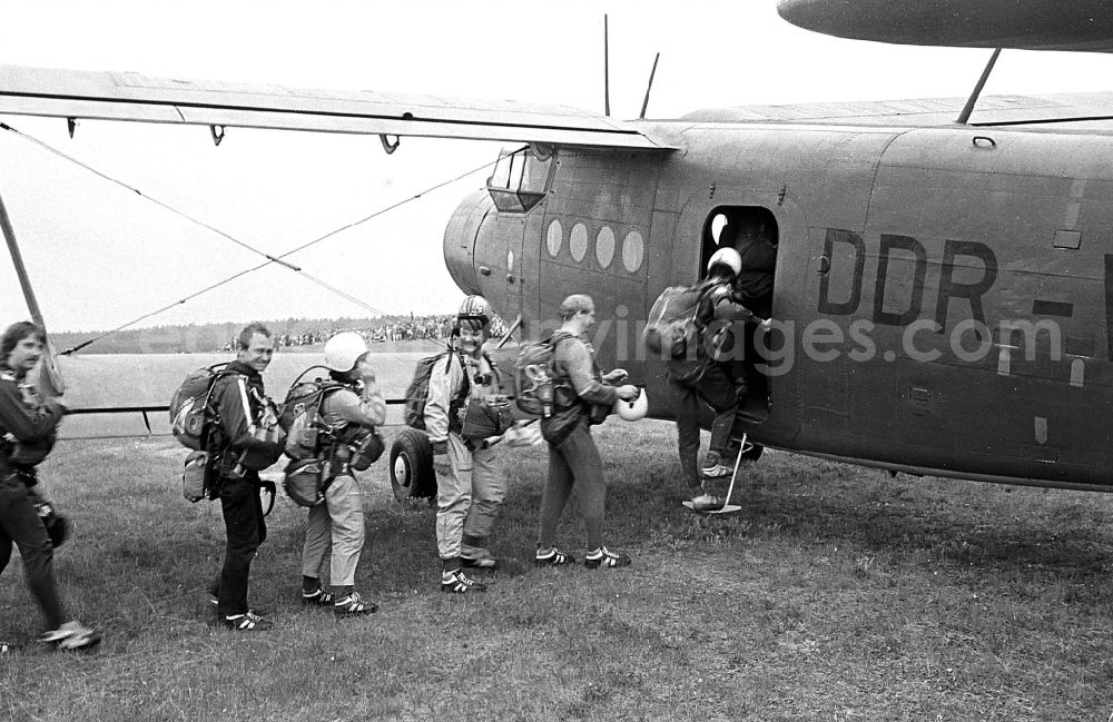 GDR image archive: Trebbin - Visitors of the flight day at the Schoenhagen airfield in Trebbin in the state of Brandenburg in the former GDR German Democratic Republic