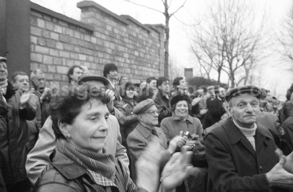 GDR image archive: Paris - Besucher klatschen Beifall auf dem Friedhof Pere Lachaise in Frankreich-Paris. Foto anläßlich des Besuchs von Erich Honecker, Staatsratspräsident DDR.