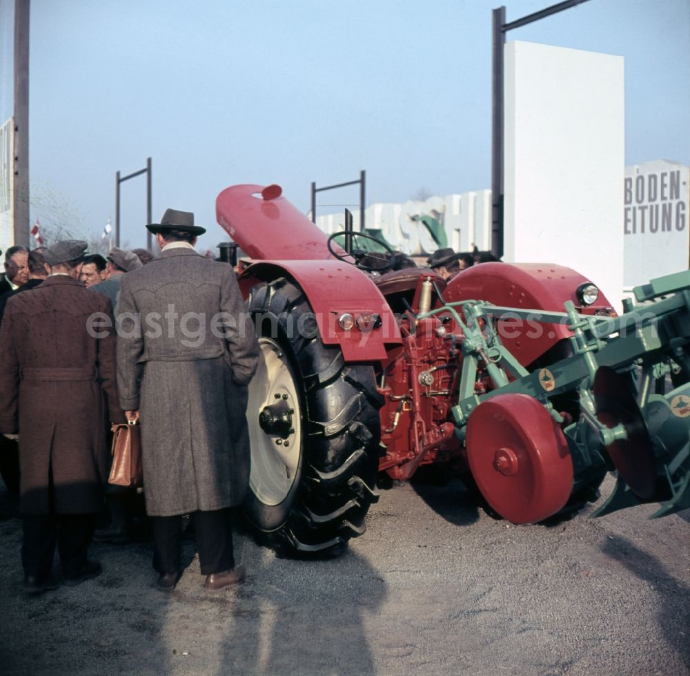 Leipzig: Visitors are interested in agricultural machinery and tractors on the open area of the Leipzig fair in Leipzig in the federal state Saxony in the area of the former GDR, German democratic republic
