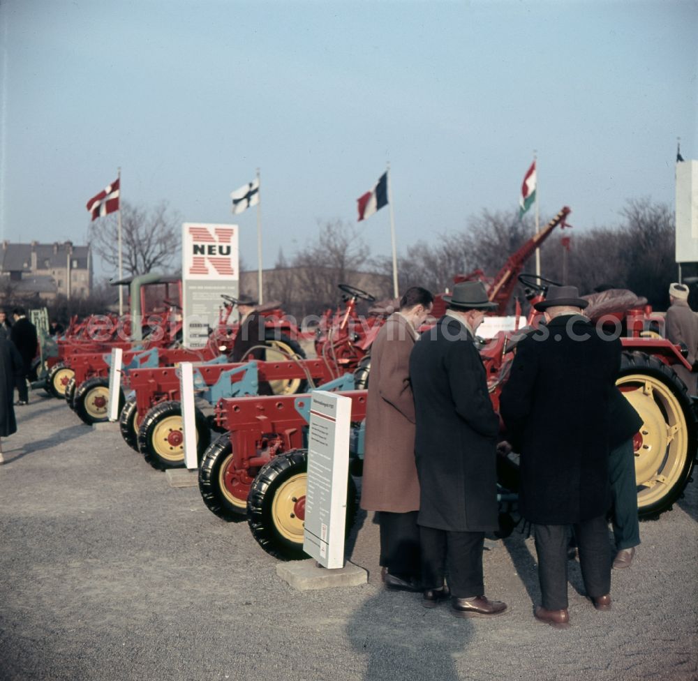 GDR image archive: Leipzig - Visitors are interested in agricultural machinery and tractors on the open area of the Leipzig fair in Leipzig in the federal state Saxony in the area of the former GDR, German democratic republic