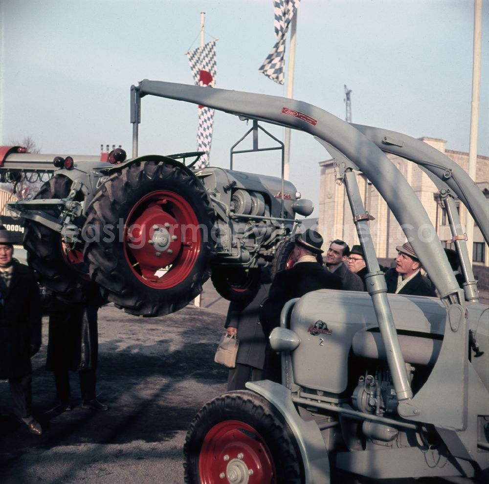 GDR picture archive: Leipzig - Visitors are interested in agricultural machinery and tractors on the open area of the Leipzig fair in Leipzig in the federal state Saxony in the area of the former GDR, German democratic republic