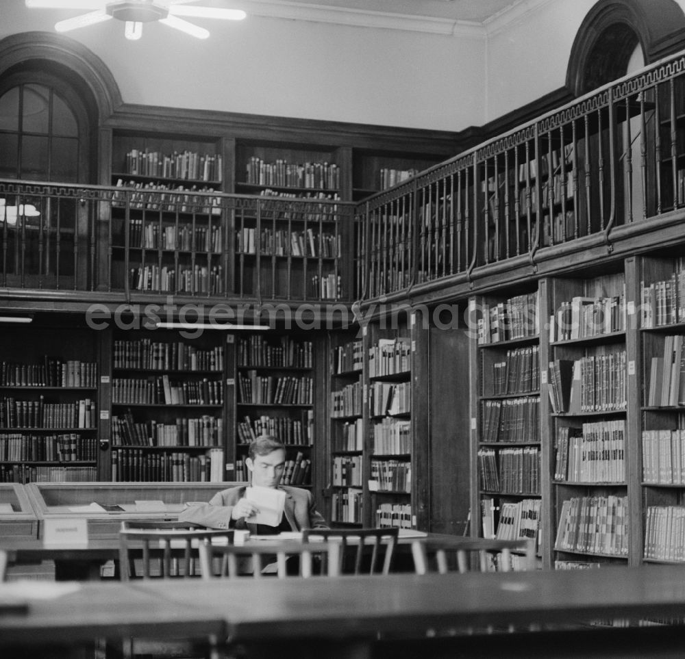 GDR picture archive: Berlin - Mitte - Visitors in the reading room of the German State Library in Berlin - Mitte. The German State Library was the central academic library of the German Democratic Republic and acted together with the German Library in Leipzig as the National Library