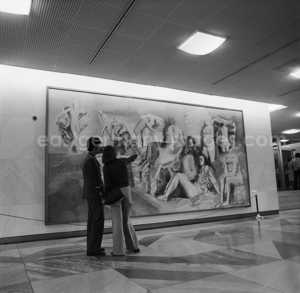 GDR image archive: Berlin - Mitte - Visitors in the foyer of the Palace of the Republic in front of a painting by the artist Hans Vent in Berlin - Mitte