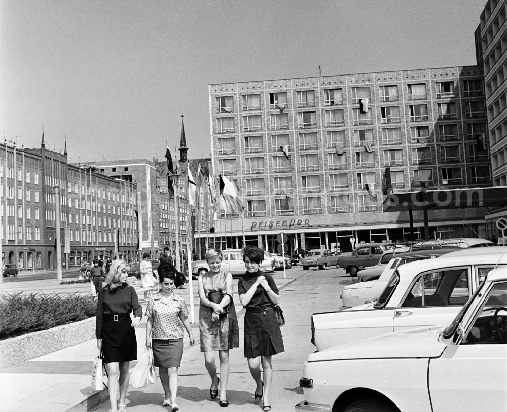Rostock: Vier junge Frauen verbringen ihre Zeit mit einem Stadtbummel durch Rostock. In Rostock findet gerade die Ostseewoche statt, eine jährlich in der DDR veranstaltete internationale Festwoche. Veranstalter dieser zwischen 1958 und 1975 stattfindenden Festwoche war der FDGB (Freier Deutscher Gewerkschaftsbund). Zahlreiche politische, kulturelle und sportliche Veranstaltungen fanden zu dieser Zeit statt. Das Motto der Veranstaltung lautete: Die Ostsee muss ein Meer des Friedens sein.