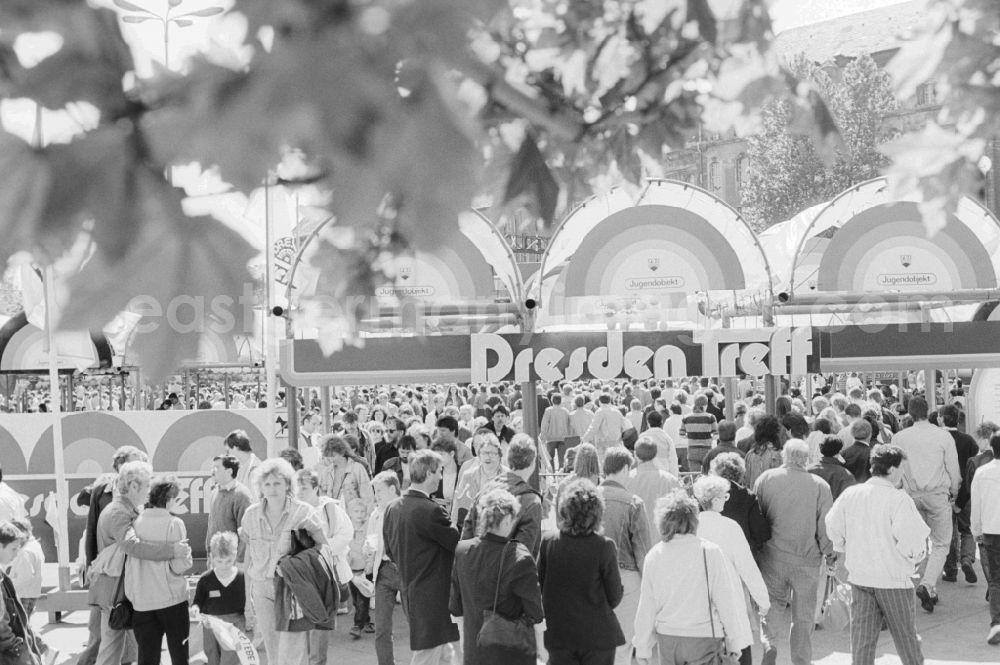 GDR photo archive: Berlin - Visitors at stage events at the fair for public entertainment during the 1st of may at the Alexanderplatz in Berlin in Germany