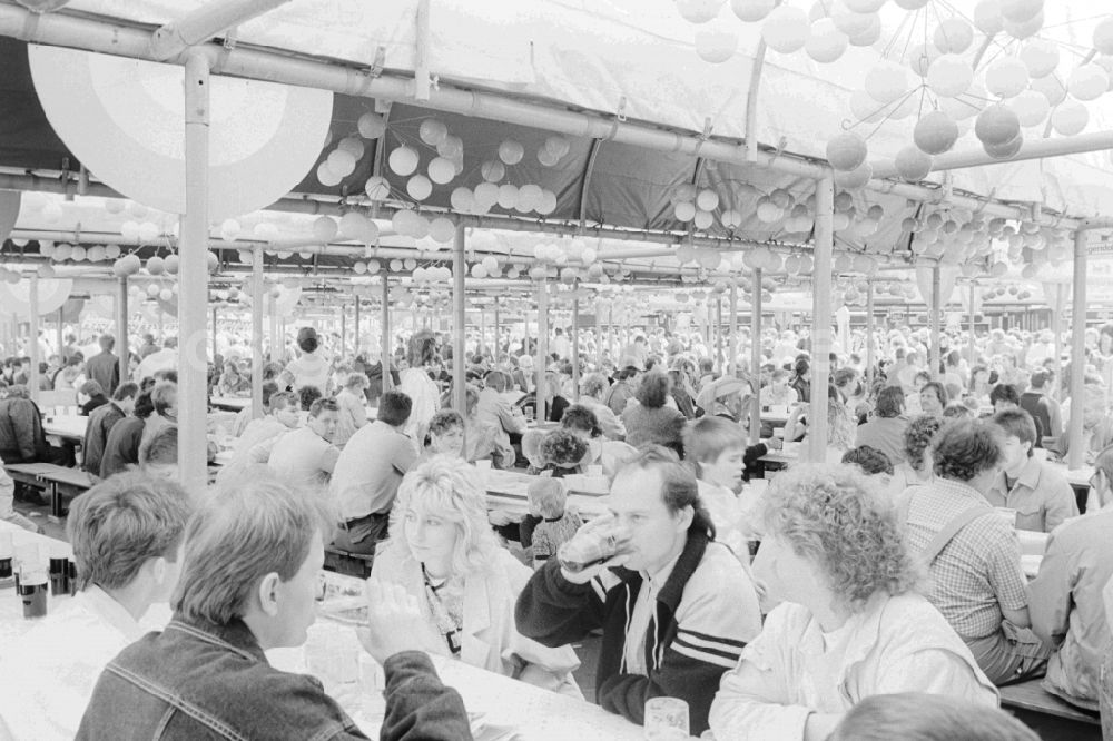 GDR image archive: Berlin - Rush of visitors in restaurants and party tents at the fair for public entertainment during the 1st of may at the Alexanderplatz in Berlin in Germany