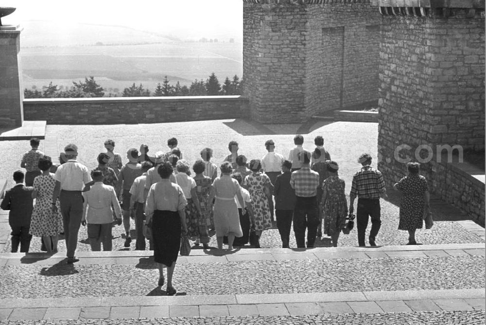 GDR image archive: Buchenwald - Eine Besuchergruppe im ehemaligen Konzentrationslager Buchenwald, das 1958 als Nationale Mahn- und Gedenkstätte eingeweiht worden war. Bestmögliche Qualität nach Vorlage!