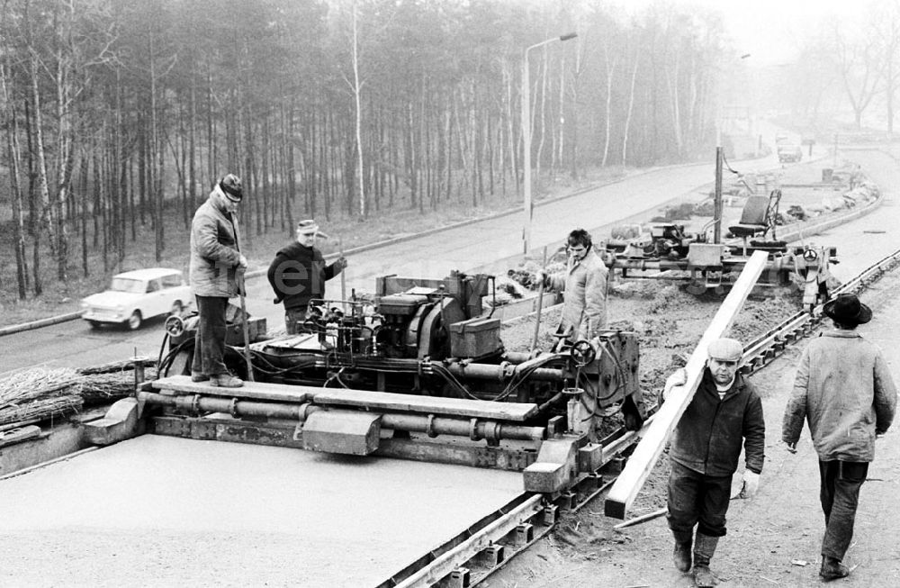 GDR image archive: Berlin-Köpenick - Betonierarbeiten an der Brücke - Wuhlheide
