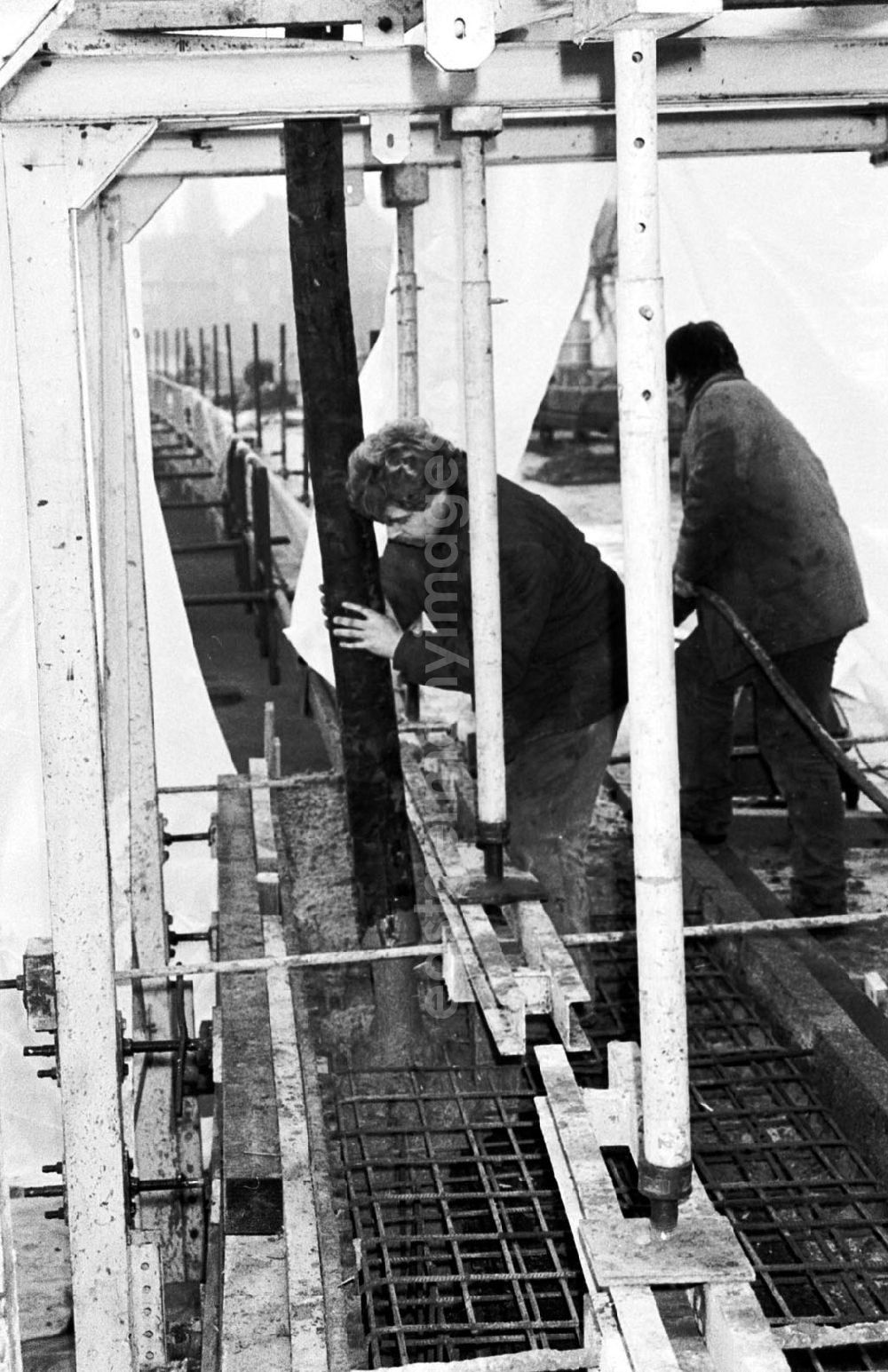 GDR photo archive: Berlin-Köpenick - Betonierarbeiten an der Brücke - Wuhlheide