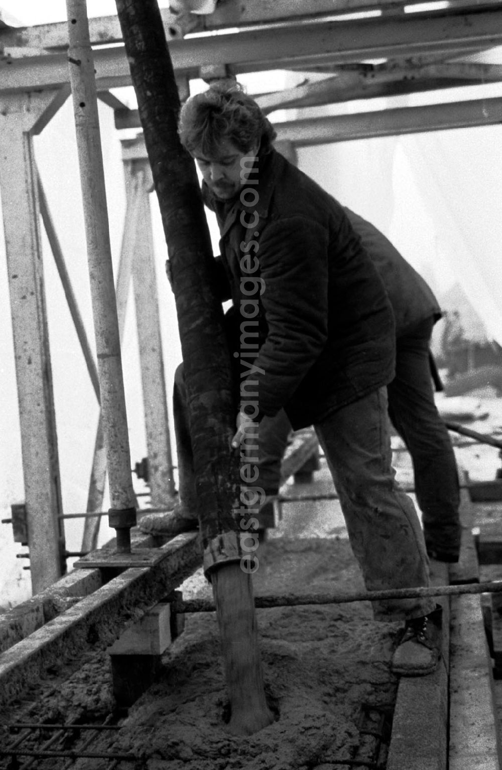 GDR picture archive: Berlin-Köpenick - Betonierarbeiten an der Brücke - Wuhlheide
