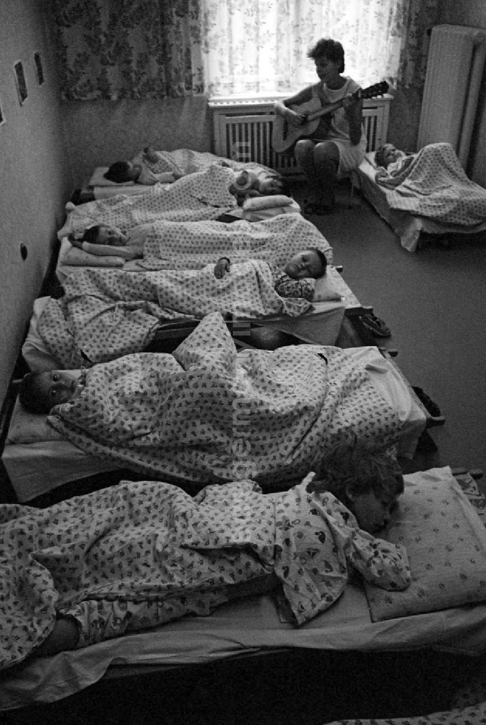 GDR image archive: Berlin - Games and fun with toddlers in kindergarten during the afternoon nap in Berlin Eastberlin, the former capital of the GDR, German Democratic Republic