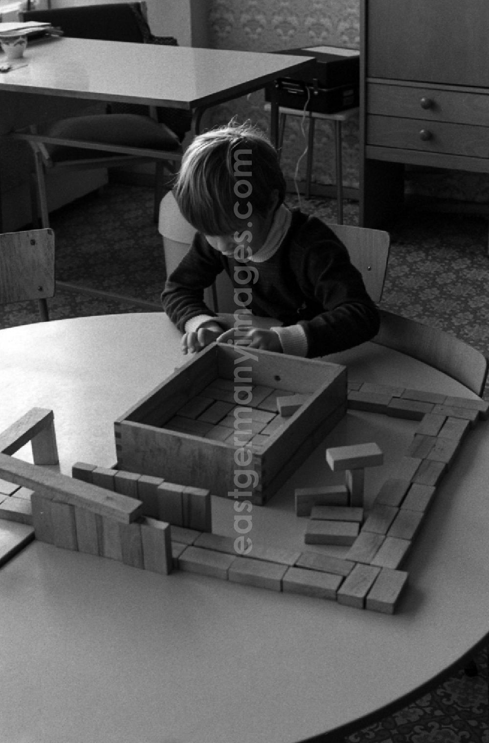 GDR picture archive: Berlin - Games and fun with toddlers in kindergarten playing with wooden blocks in Berlin Eastberlin, the former capital of the GDR, German Democratic Republic