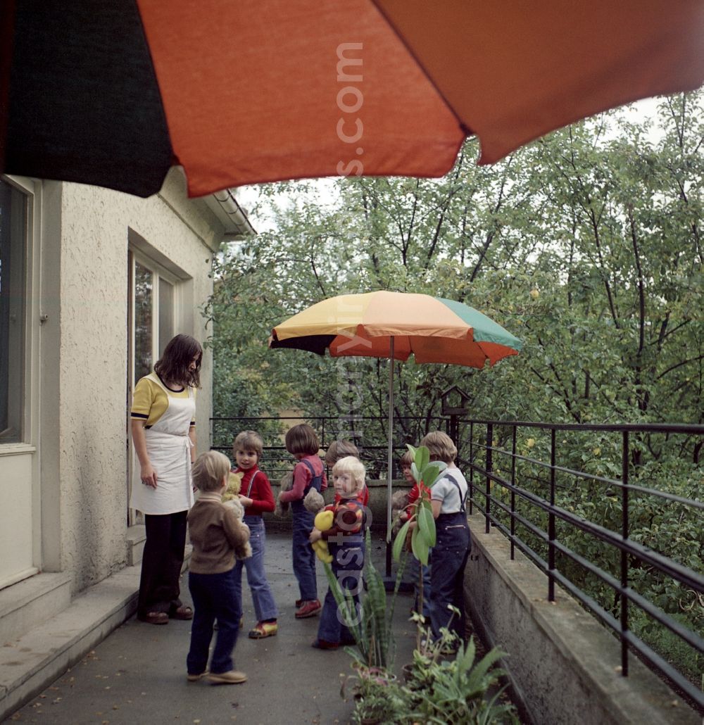 GDR picture archive: Berlin - Games and fun with toddlers in kindergarten in the district Pankow in Berlin, the former capital of the GDR, German Democratic Republic