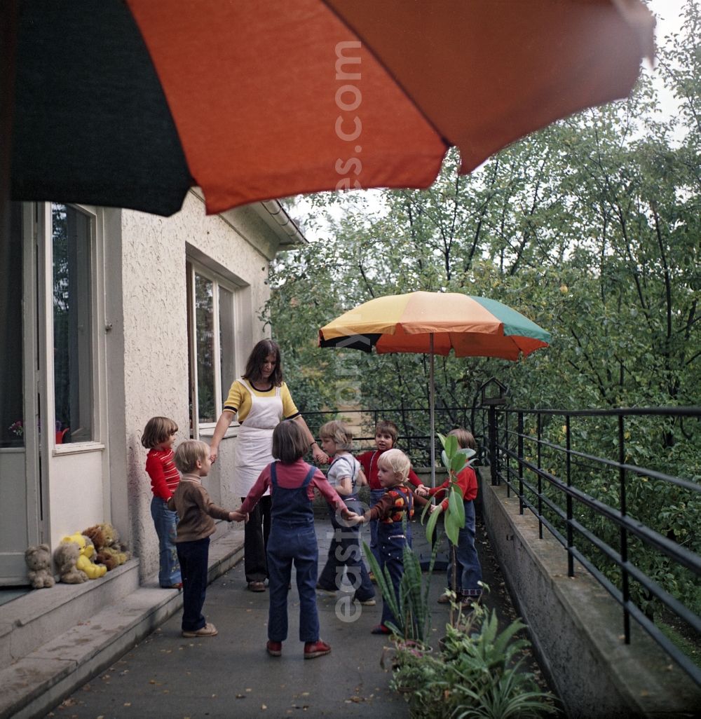 GDR image archive: Berlin - Games and fun with toddlers in kindergarten in the district Pankow in Berlin, the former capital of the GDR, German Democratic Republic