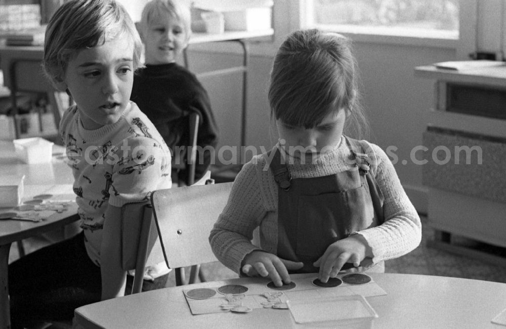 GDR image archive: Berlin - Games and fun with toddlers in kindergarten in the district Mitte in Berlin Eastberlin, the former capital of the GDR, German Democratic Republic