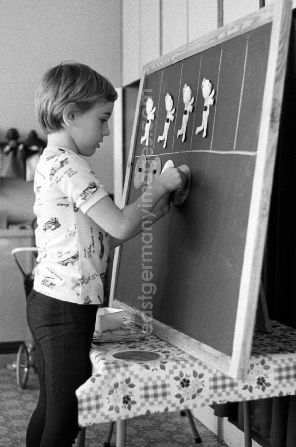 GDR photo archive: Berlin - Games and fun with toddlers in kindergarten in the district Mitte in Berlin Eastberlin, the former capital of the GDR, German Democratic Republic