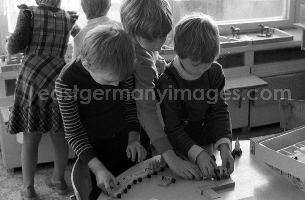 GDR image archive: Berlin - Games and fun with toddlers in kindergarten in the district Mitte in Berlin Eastberlin, the former capital of the GDR, German Democratic Republic