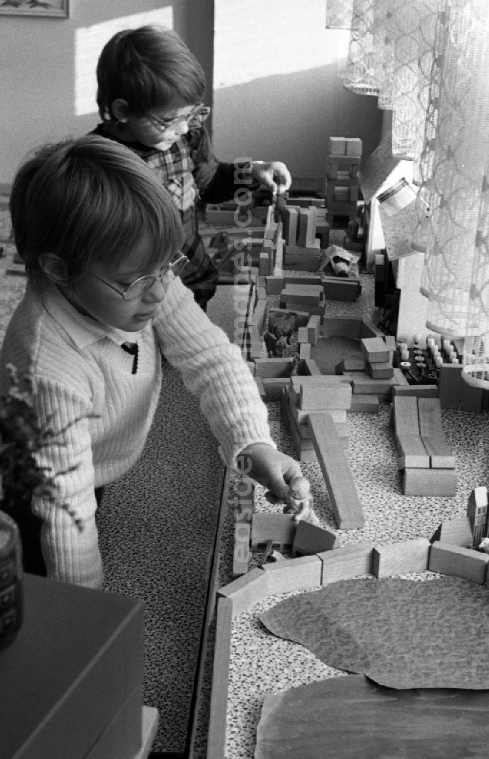GDR photo archive: Berlin - Games and fun with toddlers in kindergarten in the district Mitte in Berlin Eastberlin, the former capital of the GDR, German Democratic Republic