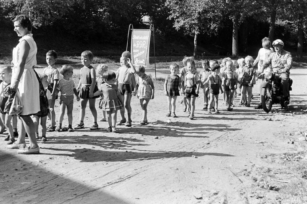 GDR picture archive: Berlin - Games and fun with toddlers in kindergarten im Volkspark in the district Friedrichshain in Berlin Eastberlin on the territory of the former GDR, German Democratic Republic