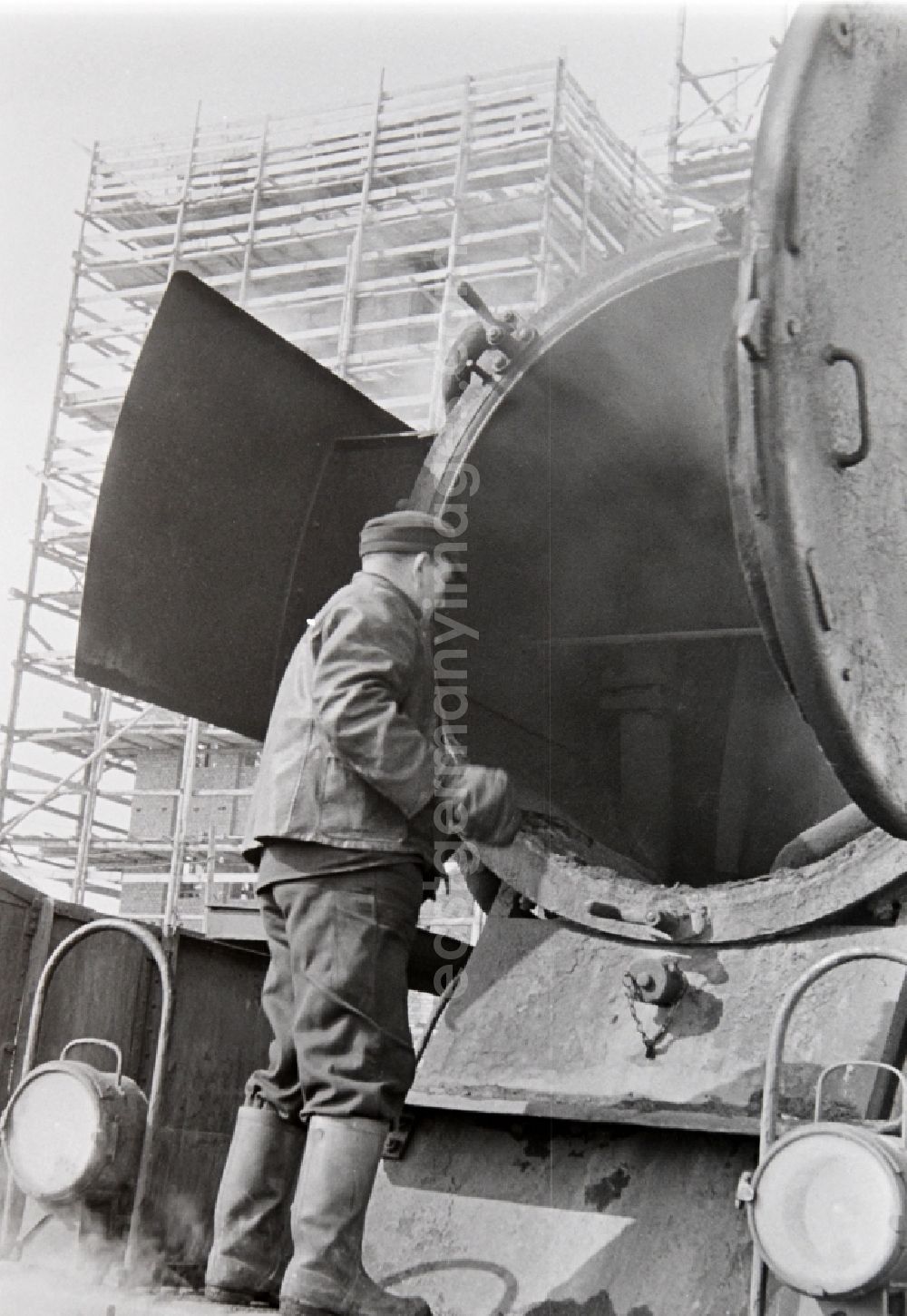GDR picture archive: Halberstadt - Maintenance and repair work on the operation of steam locomotives of the Deutsche Reichsbahn of the construction series 5