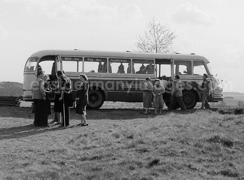 GDR image archive: Halberstadt - Office outing by the coach in Halberstadt in the federal state Saxony-Anhalt in the area of the former GDR, German democratic republic