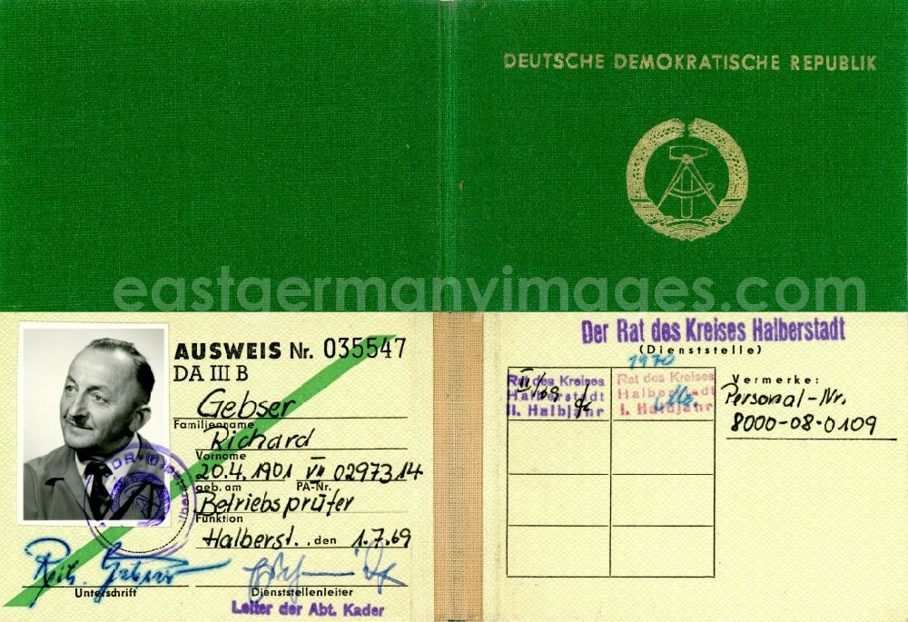 GDR picture archive: Halberstadt - Reproduction Tax auditor - ID as a folding ID issued in Halberstadt in the state Saxony-Anhalt on the territory of the former GDR, German Democratic Republic