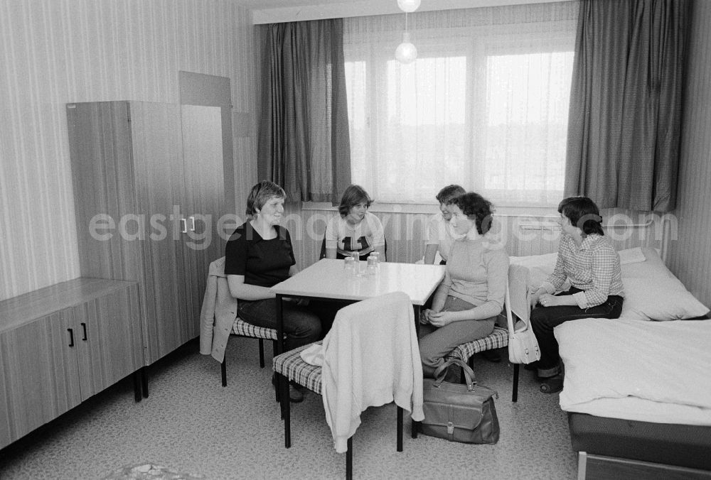 GDR image archive: Berlin - 4-beds room at the youth tourist's hotel Egon Schultz in the animal park in Berlin, the former capital of the GDR, German democratic republic . Today one says animal park ABACUS hotel