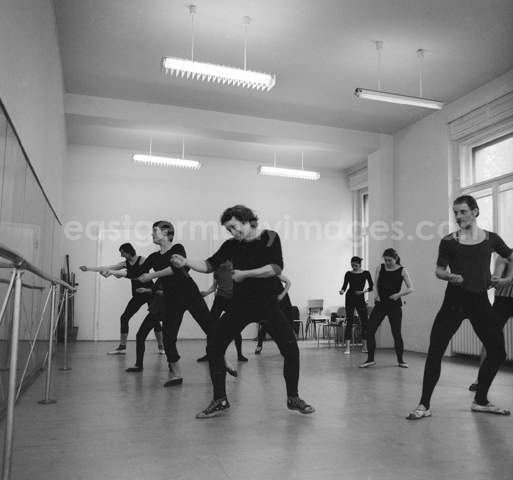 GDR picture archive: Leipzig - Movement lessons at the theatrical school - college for music and theatre Felix Mendelssohn Bartholdy Leipzig in Leipzig in the federal state Saxony in the area of the former GDR, German democratic republic