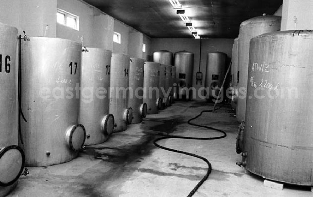 GDR picture archive: Hohen Neuendorf - Produktion in der Mosterei der Bäuerlichen Handelsgesellschaft / BHG in Hohen Neuendorf (Brandenburg). Tanks / Silos stehen zusammen.