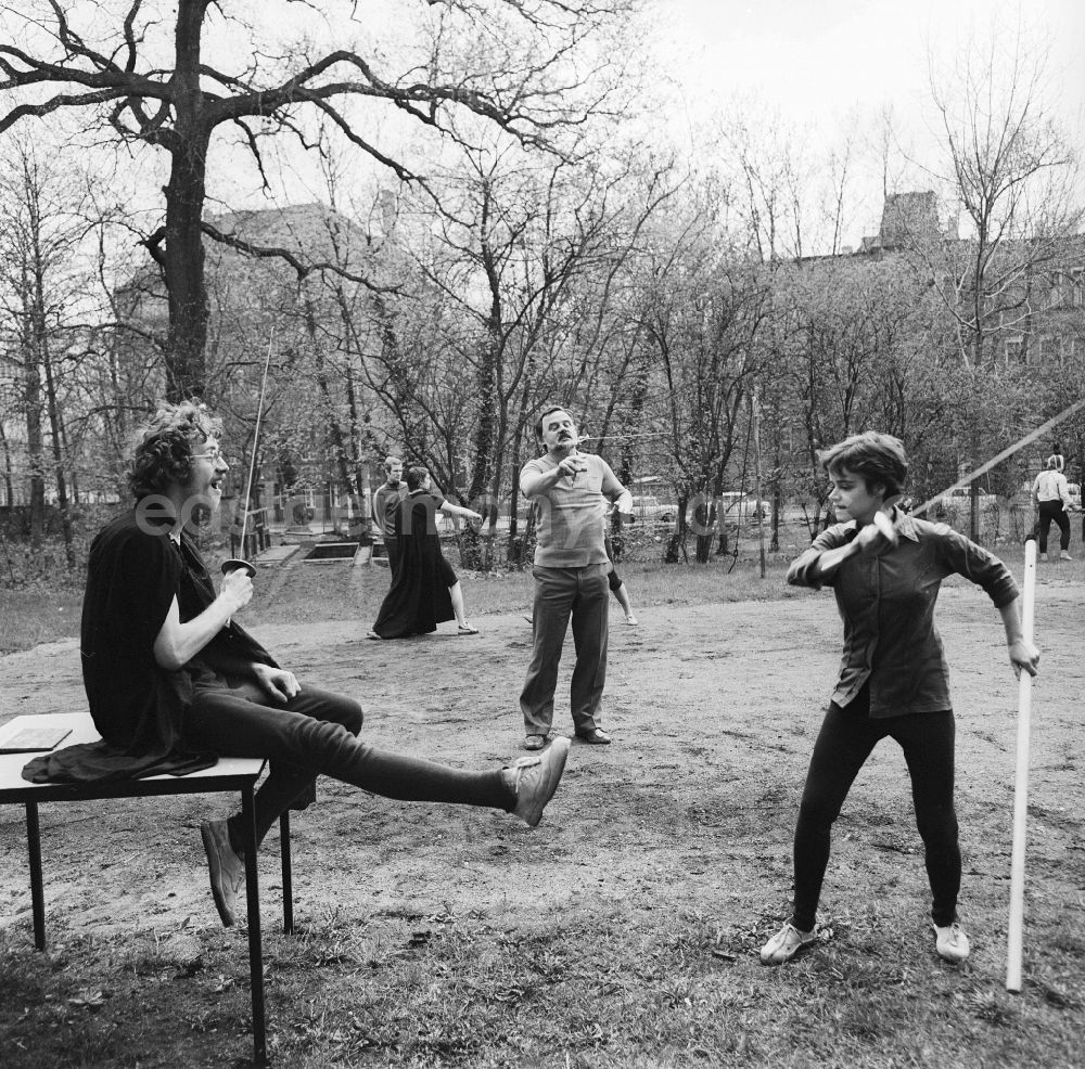 GDR picture archive: Leipzig - Stage fencing lessons at the theatrical school - college for music and theatre Felix Mendelssohn Bartholdy Leipzig in Leipzig in the federal state Saxony in the area of the former GDR, German democratic republic