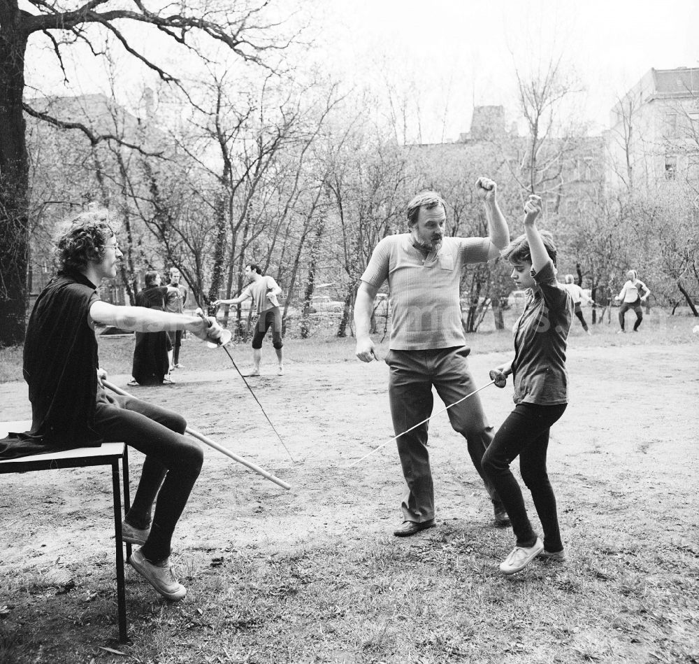 GDR image archive: Leipzig - Stage fencing lessons at the theatrical school - college for music and theatre Felix Mendelssohn Bartholdy Leipzig in Leipzig in the federal state Saxony in the area of the former GDR, German democratic republic
