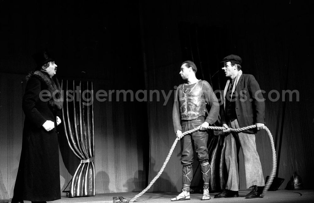 GDR photo archive: unbekannt - Bühnenpremiere Und wenn die Eicheln reif sind im Das Ei 04.1