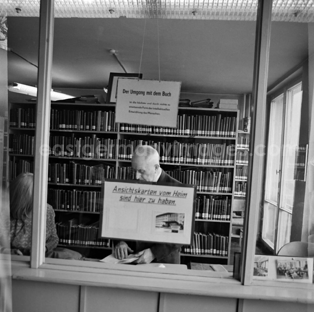 GDR picture archive: Leipzig - A library in the Andersen-Nexoe-Heim in Leipzig in the federal state of Saxony on the territory of the former GDR, German Democratic Republic