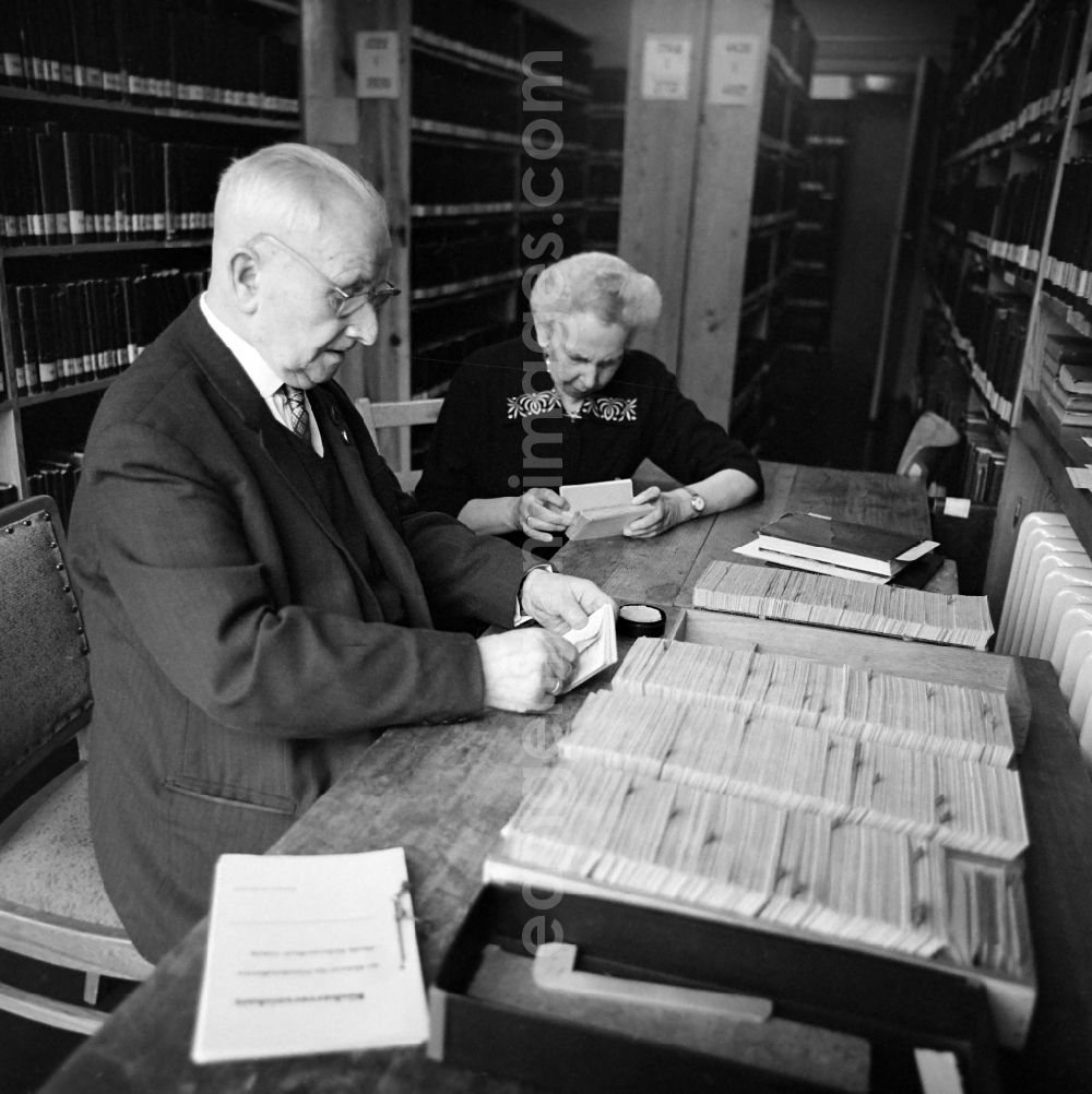 GDR picture archive: Leipzig - Two librarians in the Andersen-Nexoe home in Leipzig in the state Saxony on the territory of the former GDR, German Democratic Republic