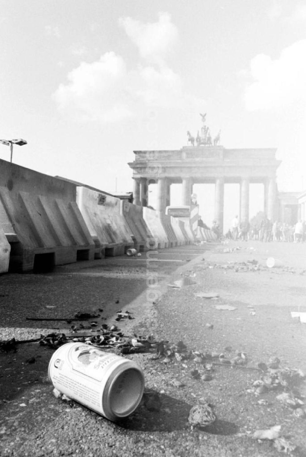GDR photo archive: Berlin-Mitte Berlin-Tiergarten - Nah: Bierdose / Büchse auf Boden hinter Straßenabgrenzung vor Brandenburger Tor.