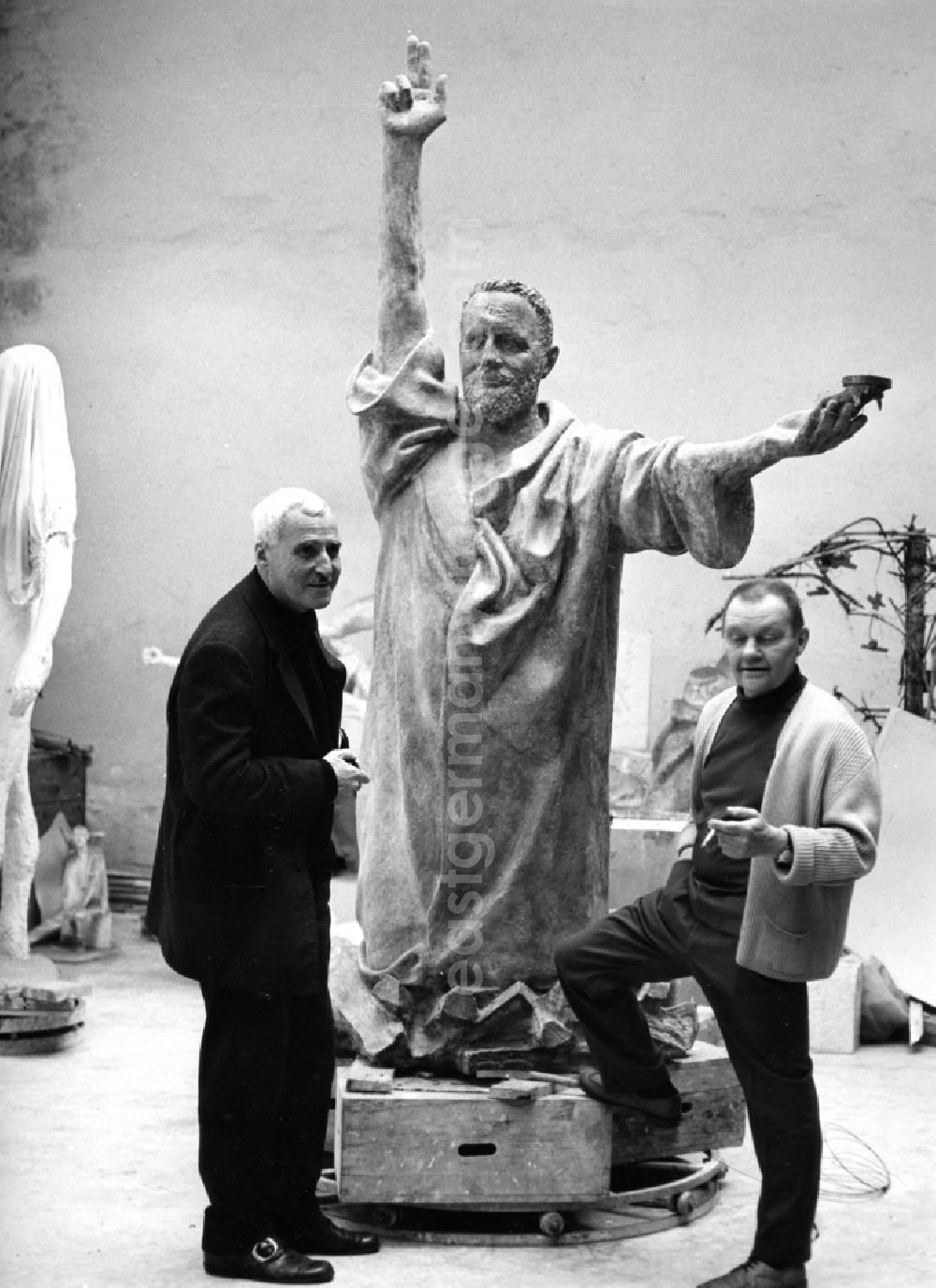 GDR picture archive: Berlin - Writer Konstantin Michailowitsch Simonow visits the sculptor Fritz Cremer while working on his free sculpture and round sculpture And it moves! (Galileo II) in his studio on Pariser Platz in the Mitte district in Berlin, the former capital of the GDR, German Democratic Republic