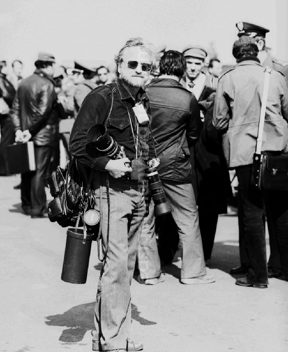 GDR picture archive: Peenemünde - The press photographer and journalist Lothar Willmann in Peenemuende in the federal state Mecklenburg-West Pomerania in the area of the former GDR, German democratic republic