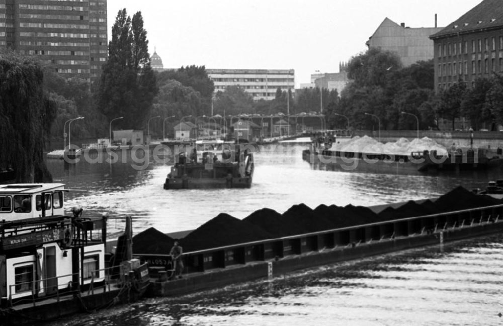 GDR photo archive: Berlin-Mitte - Binnenschiffahrt Jannowitzbrücke 26.
