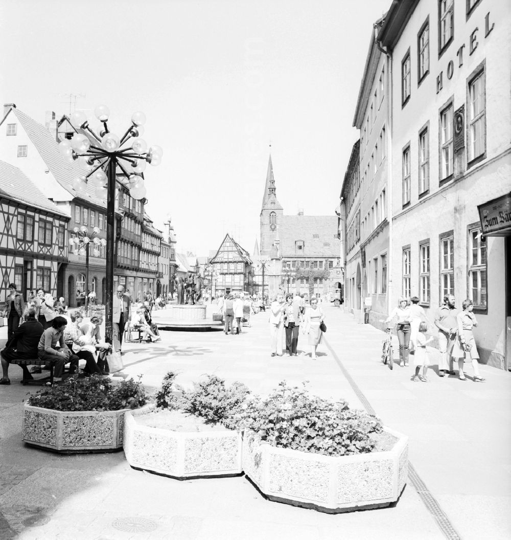 GDR picture archive: Quedlinburg - View at the old town market in Quedlinburg in Saxony-Anhalt on the territory of the former GDR, German Democratic Republic