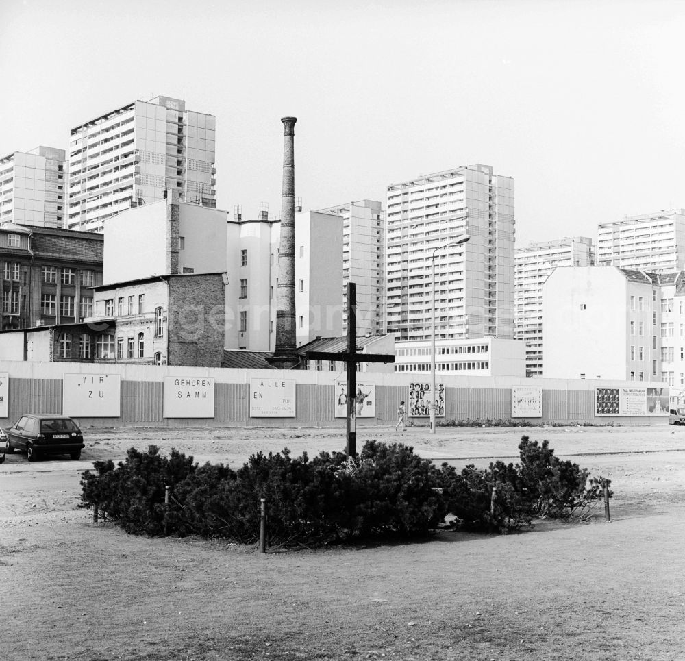 GDR image archive: Berlin - View at the Axel-Springer-Verlag from Charlotte street in Berlin, the former capital of the GDR, German Democratic Republic