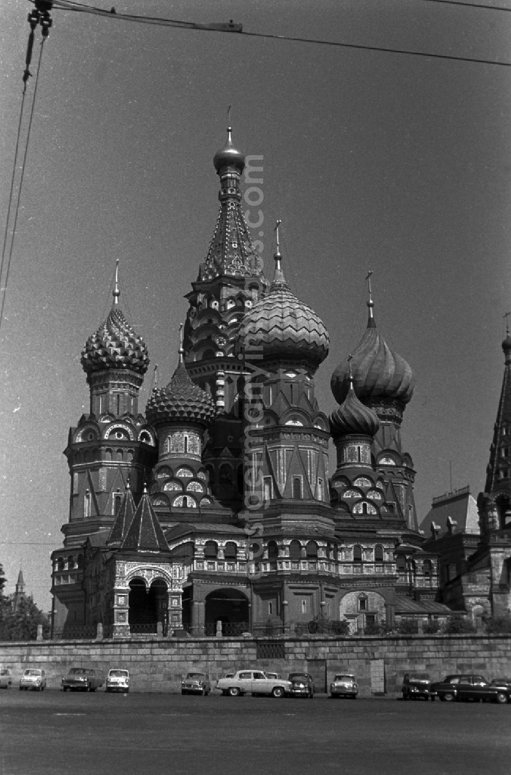 GDR image archive: Moskau - The St. Basil's Cathedral, actually: Cathedral of Blessed Basil is the unofficial name of the Russian Orthodox Church of the Assumption protection Intercession Cathedral on the Graben in the Russian capital Moscow. The standing at the southern end of the Red Square Cathedral is considered one of the landmarks of Moscow