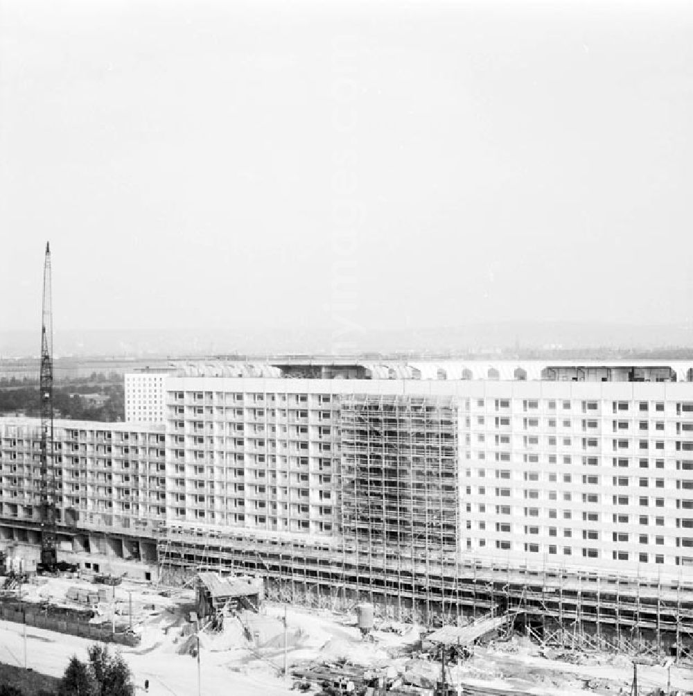 GDR picture archive: Dresden - Blick auf die Baustelle an der Prager Straße wo Plattenbauten errichtet werden. oto: ddrbildarchiv.de Test / Schönfeld